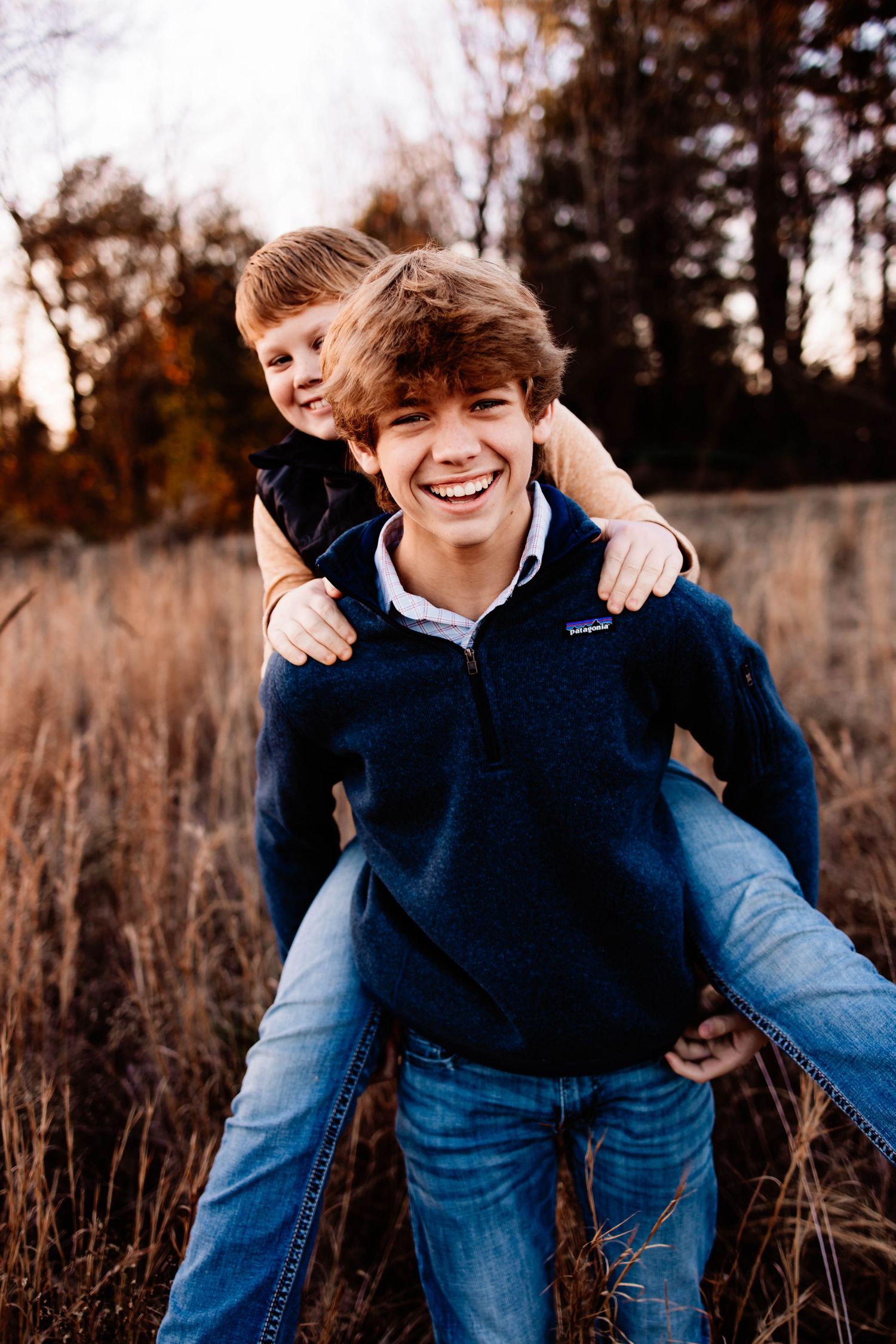 Piggy back rides- Lonoke Arkansas family photo session

outdoor family photography Central Arkansas