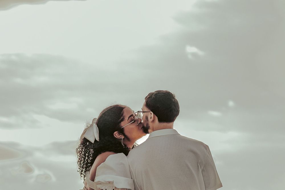 cheek kiss with a sky clear background