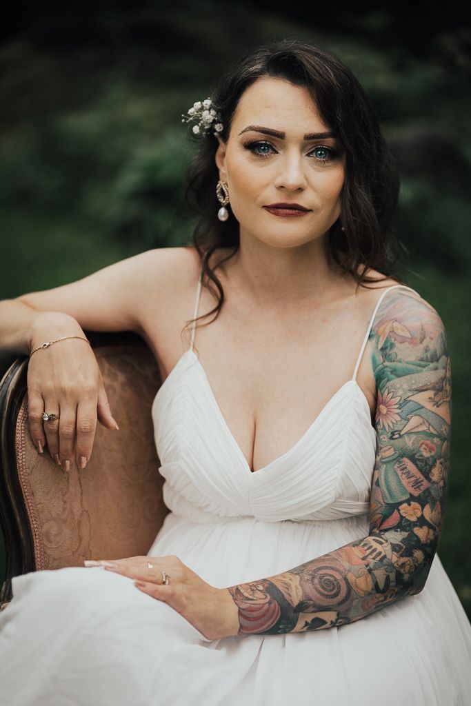 Brud med ena armen helt tatuerad. Bröllopsfotografering i Eskilstuna.
