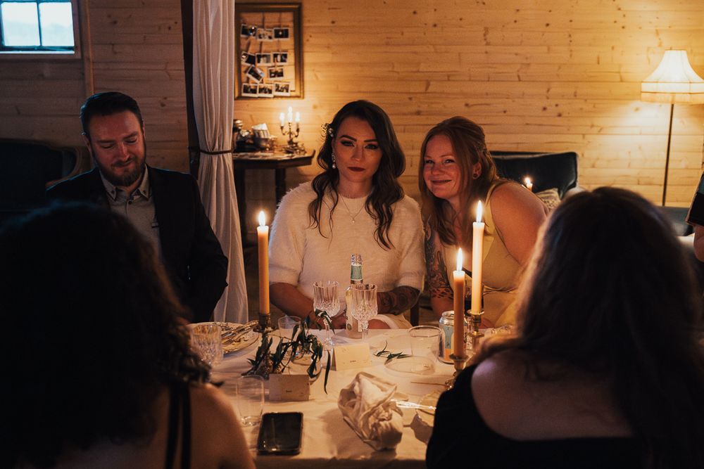 Bruden med vänner i festlokalen. Bröllopsfotografering på Vindsmagasinet i Eskilstuna.