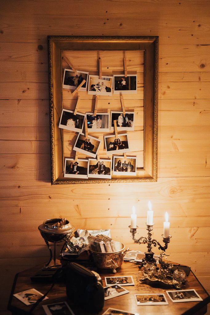 Detaljbild av väggen med polaroidbilder tagna under kvällen. Bröllopsfotografering på Vindsmagasinet i Eskilstuna.
