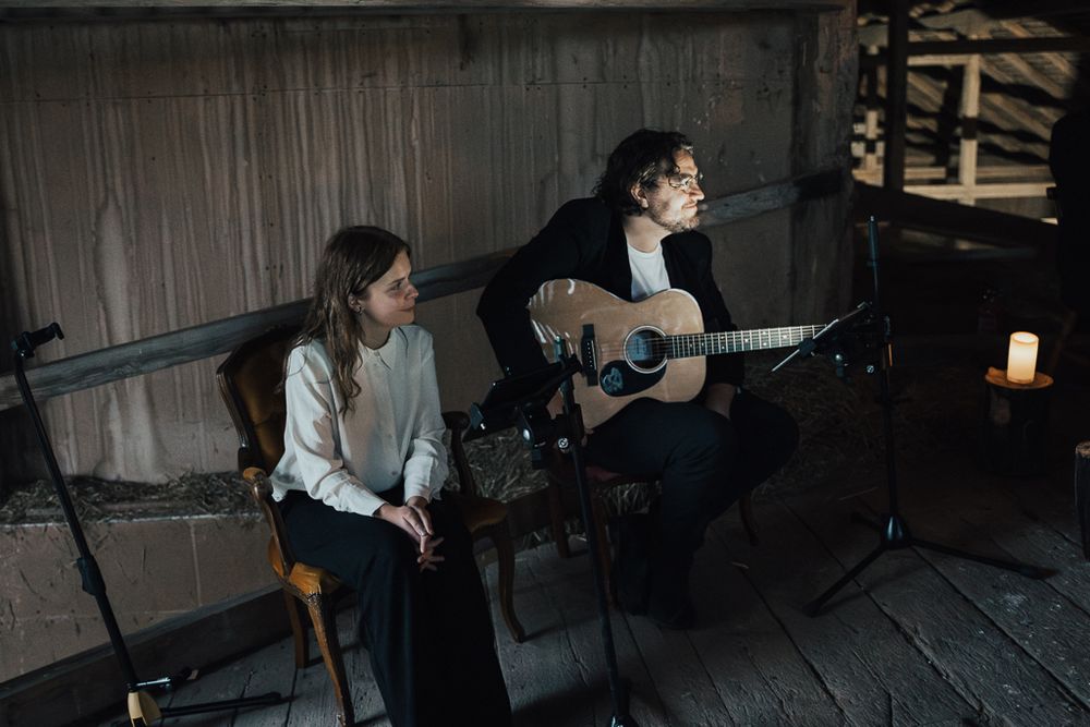 Musiker inför vigseln. Bröllopsfotografering på Vindsmagasinet i Eskilstuna.