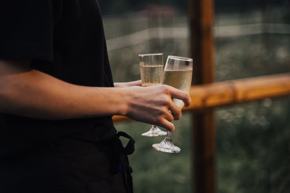 Detaljbild av champagneglas. Bröllopsfotografering på Vindsmagasinet i Eskilstuna.