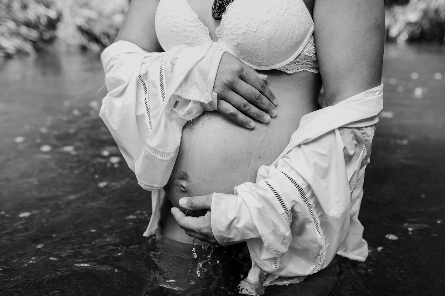 maternity pictures in the water