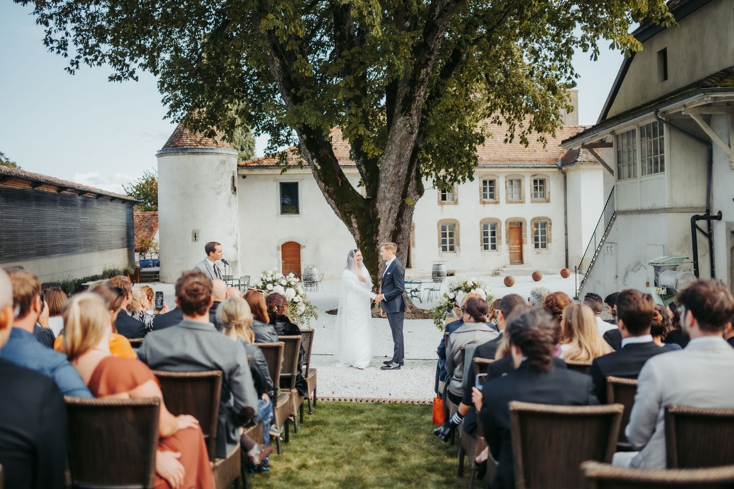 Des mariés pendant la céromonie de mariage à Chateau le Rosey Bursins