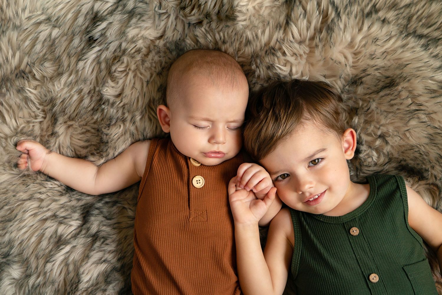 young children snuggle in sibling photo