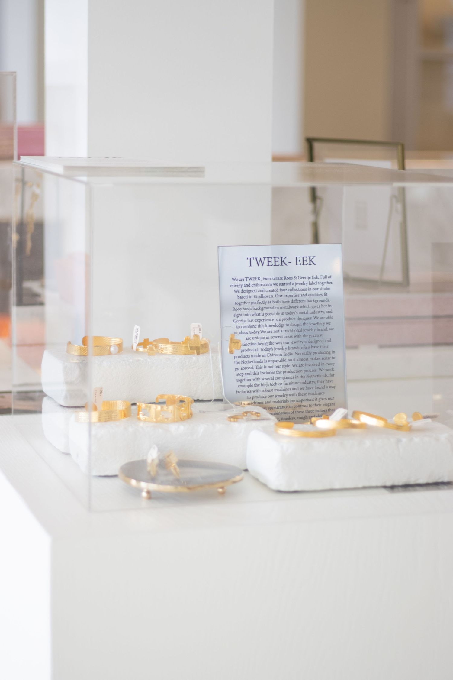 Luxueuze gouden sieraden tentoongesteld in glazen standaard, ideaal voor sieradencollecties.