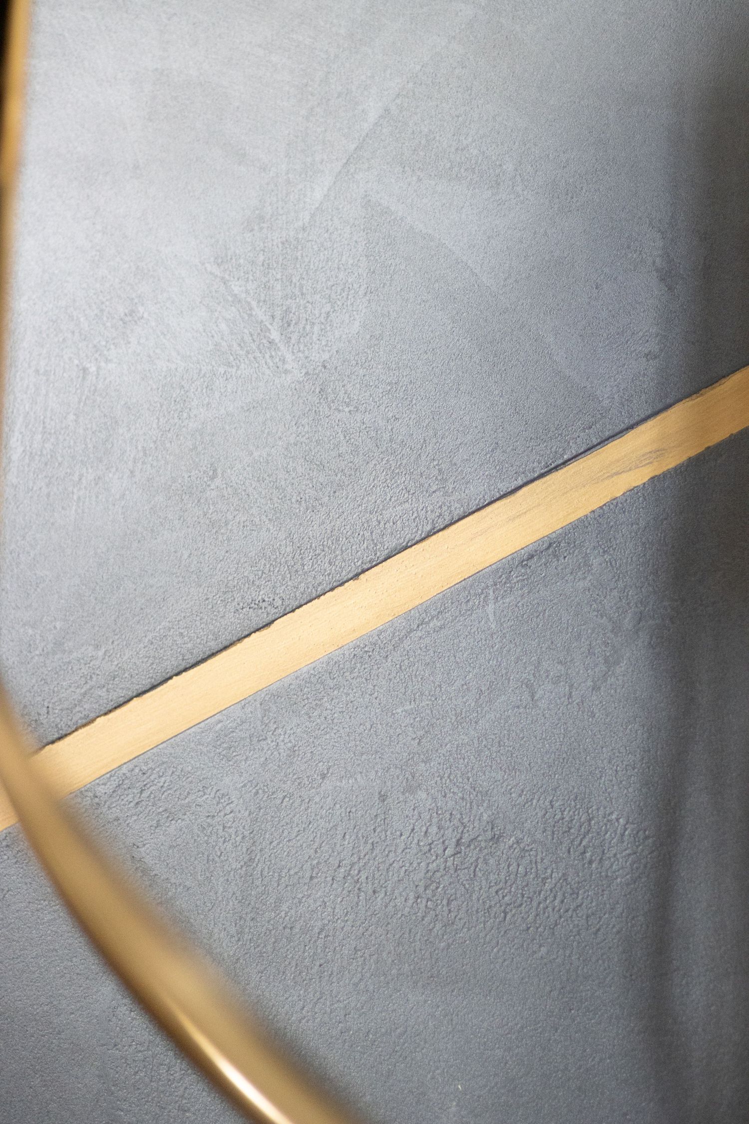 detailshot met gouden balken en een grijze achtergrond.