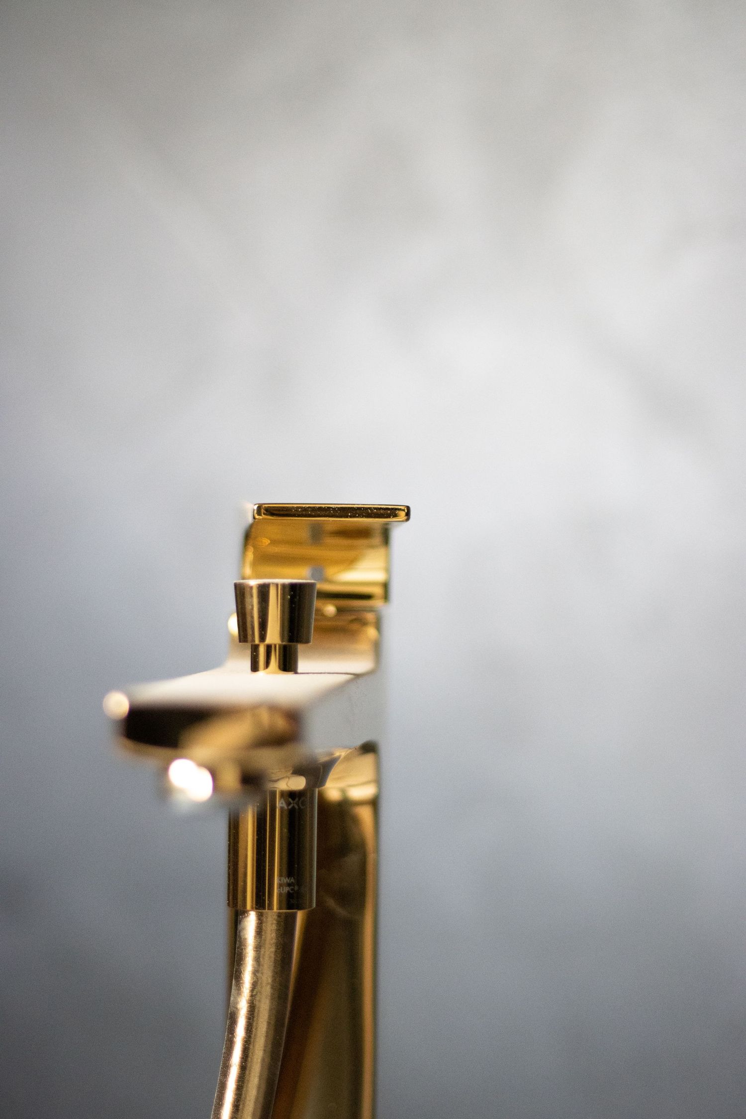 Gouden kraan met grijze achtergrond