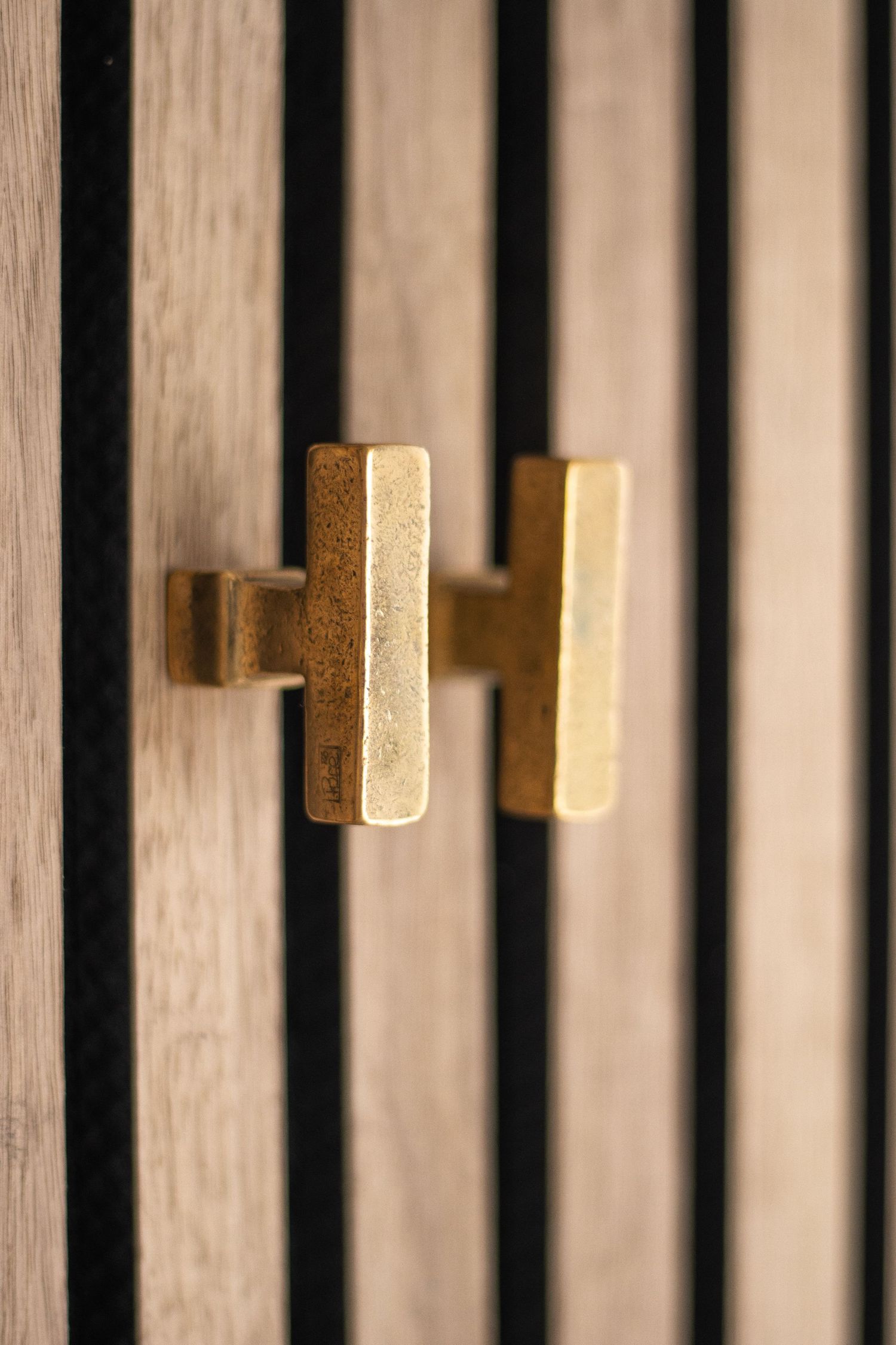 detailshot met houten achtergrond en 2 gouden knoppen.