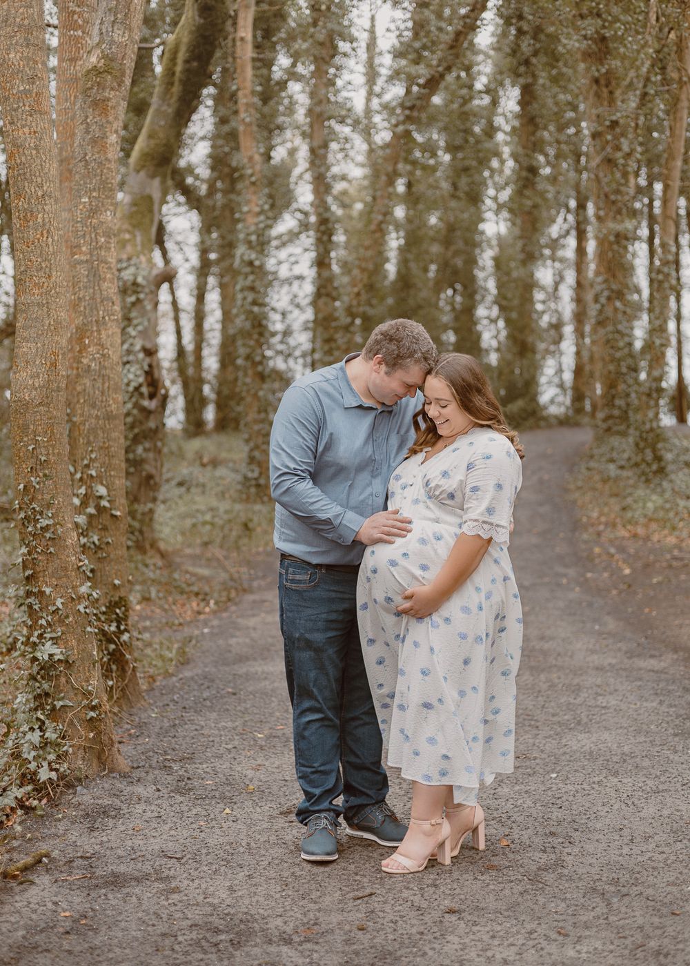 mum and dad maternity photoshoot outdoors
