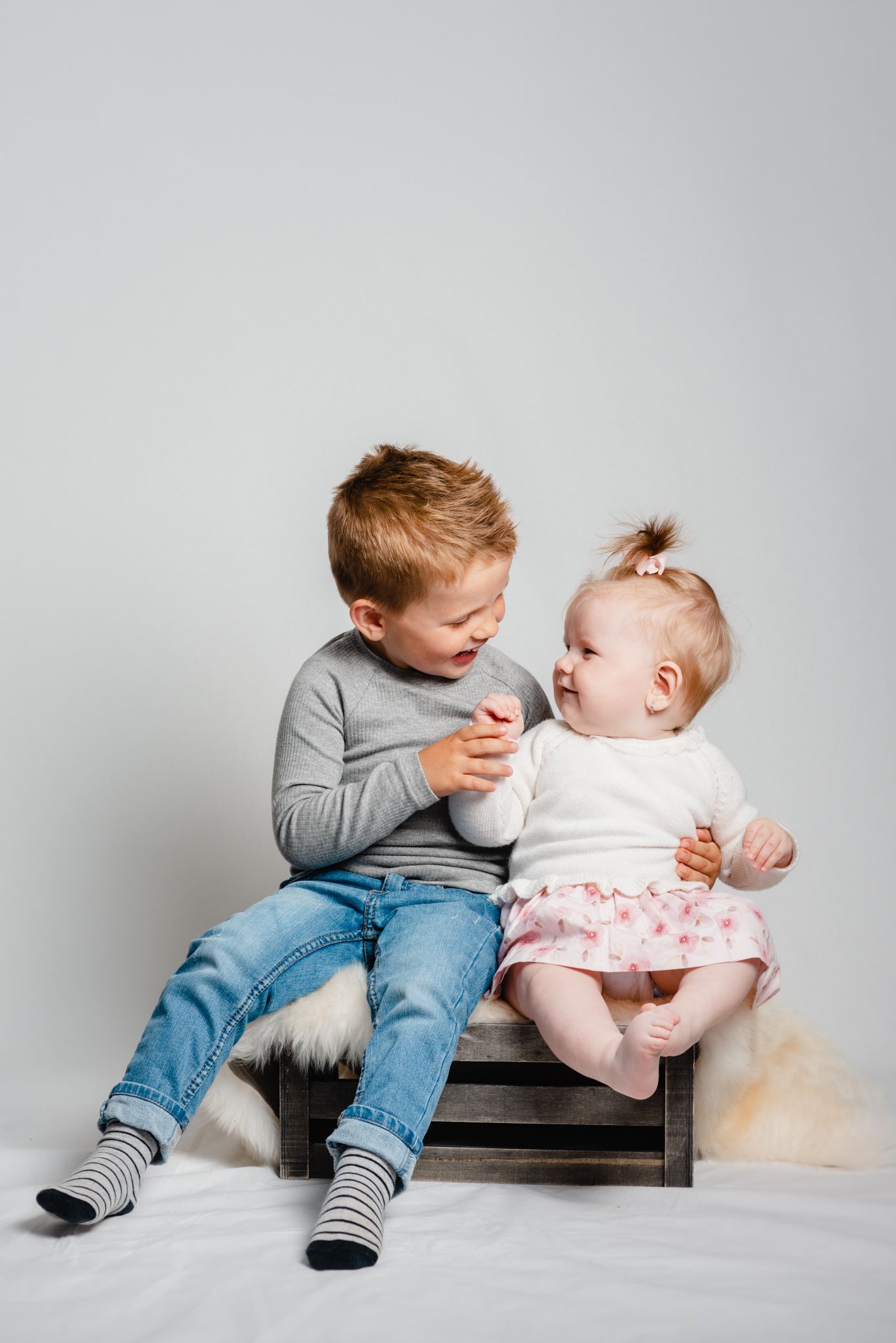 Søskende griner, familiefotografering