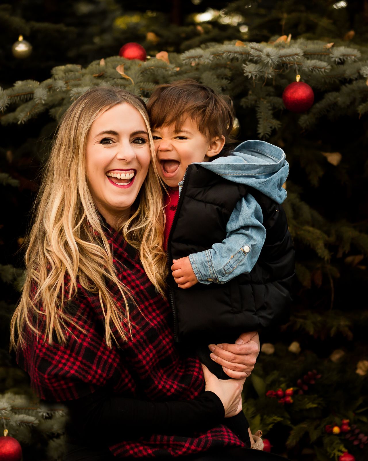 Outdoor Christmas mini session in Calgary: Love & Sunshine Photography