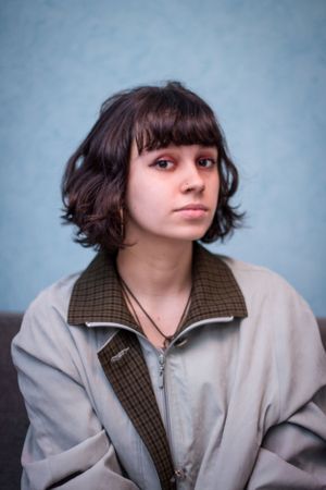 Portrait femme fond bleu profil