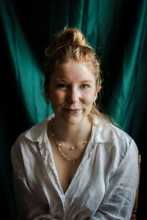 Portrait femme rousse fond vert