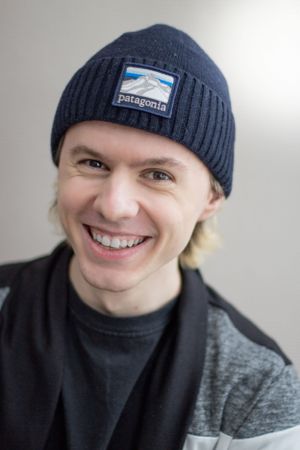 Portrait homme avec un bonnet sourire