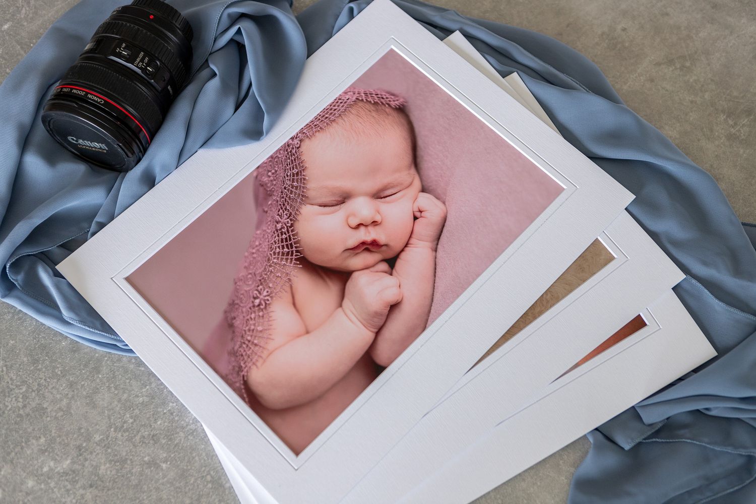 Printed images in a white matt
