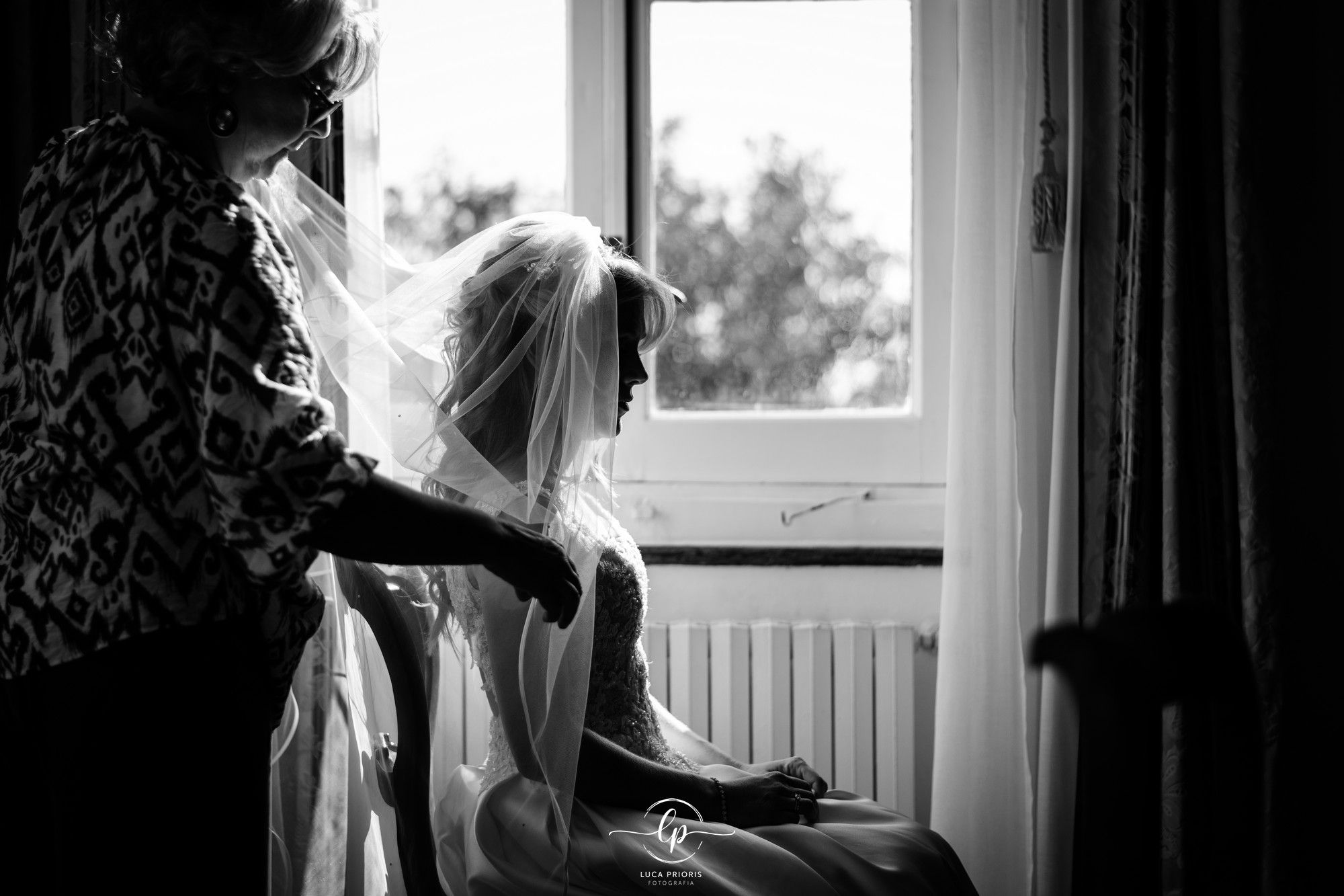 la sposa mette il velo