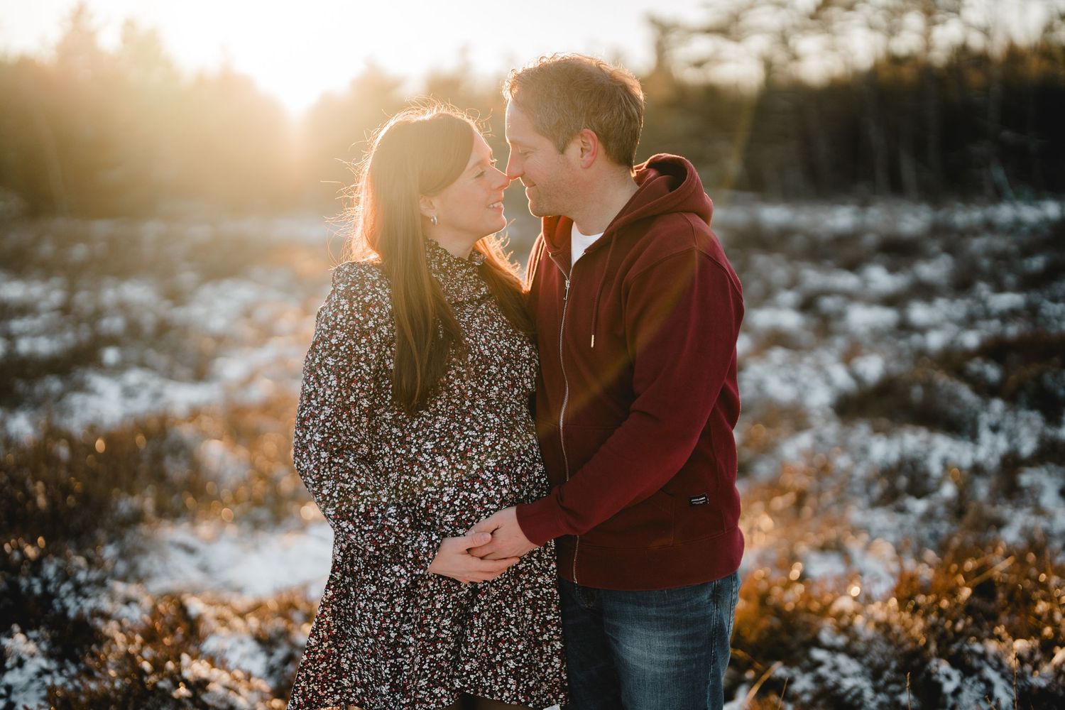 Babybauchshooting im Wurzacher Ried bei Bad Wurzach im Winter bei Abendsonne