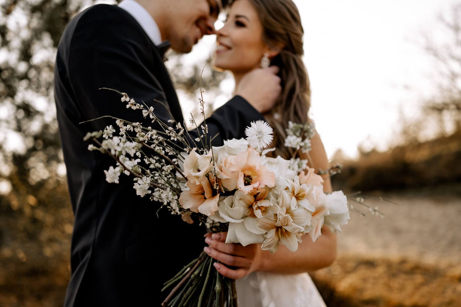 Brautstrauß und Hochzeitspaar