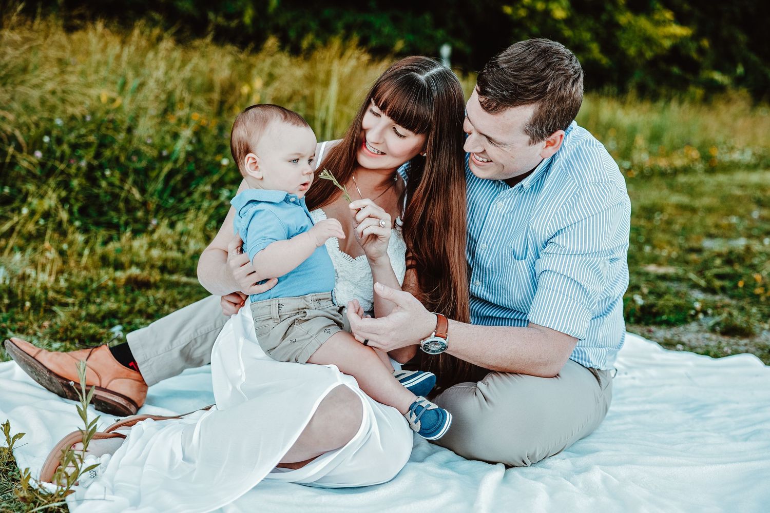 Family photo session, bold vibrant colors, infant boy, mom dad and son, outdoor photo session