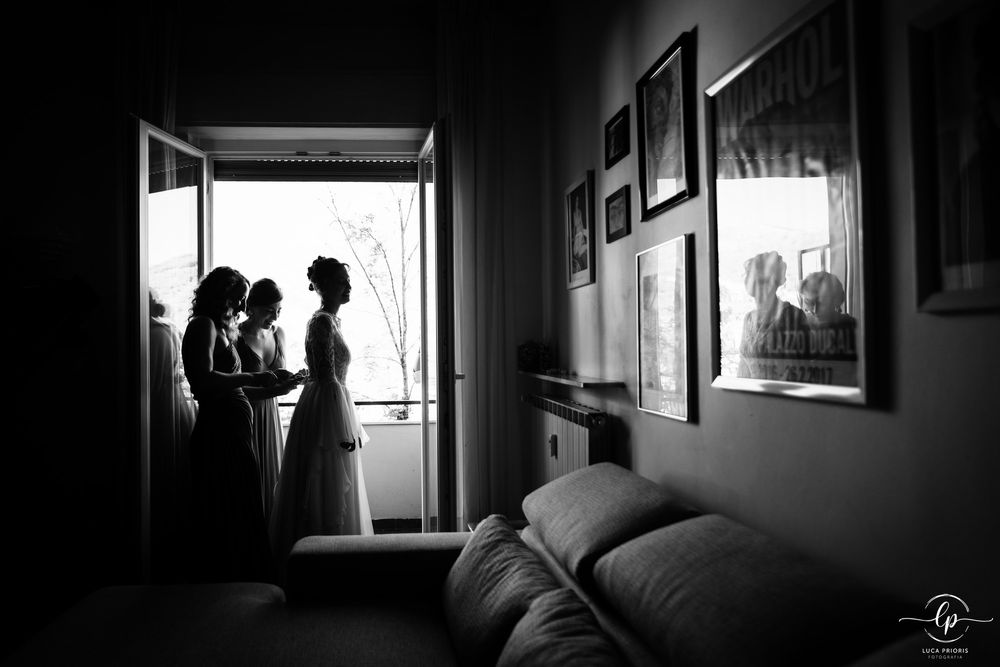 la sposa si prepara con le damigelle