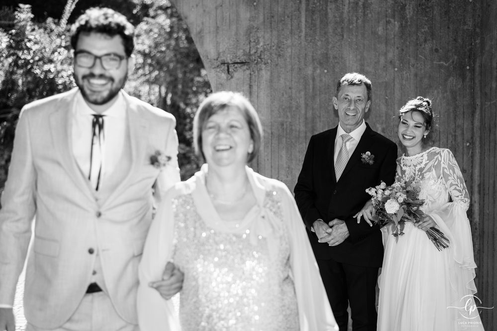 gli sposi prima di entrare in chiesa