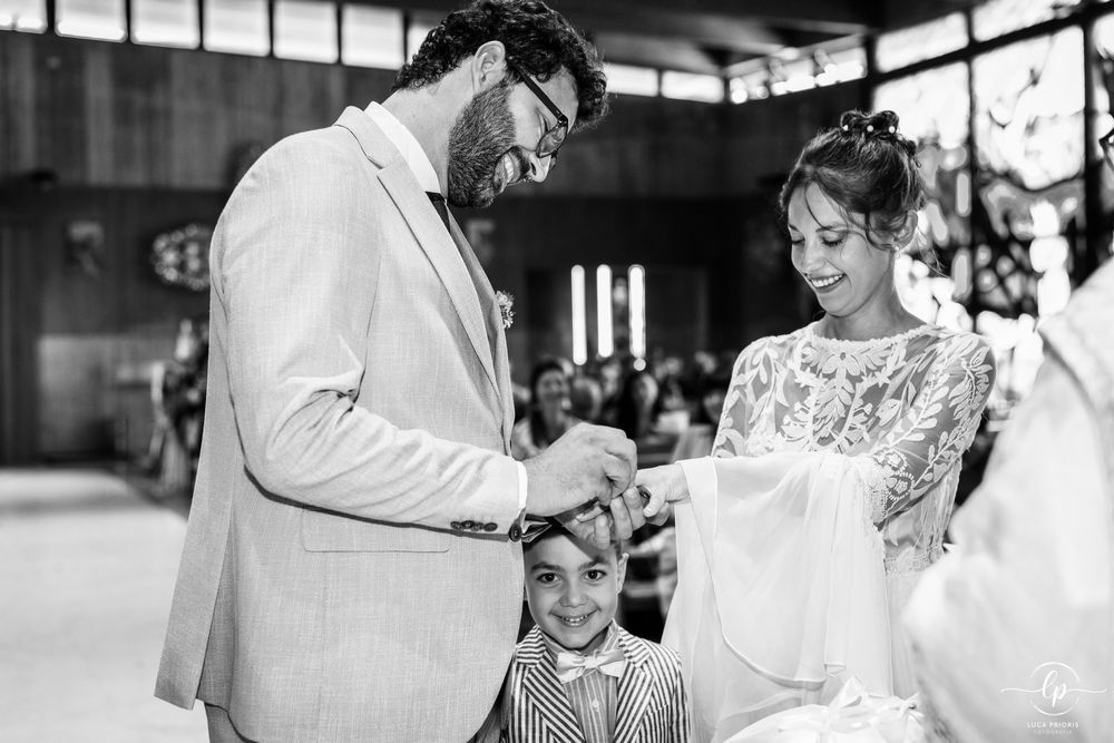 lo sposo mette l'anello al dito della sposa