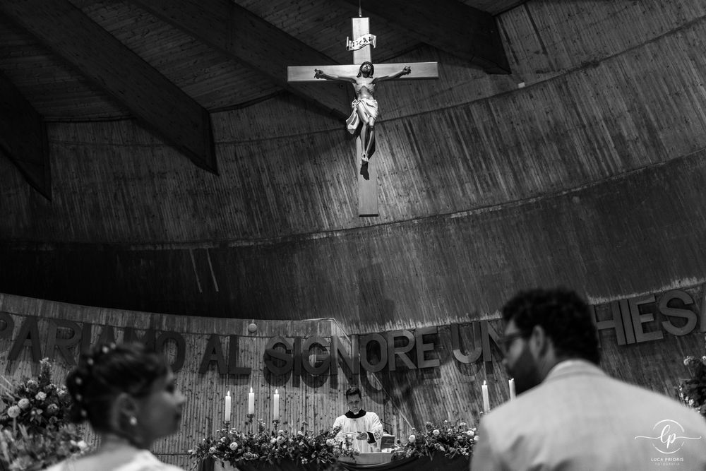 gli sposi si guardano in chiesa