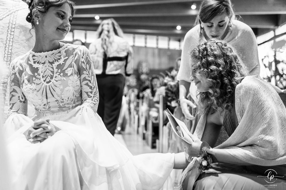 la damigella sistema l'abito della sposa
