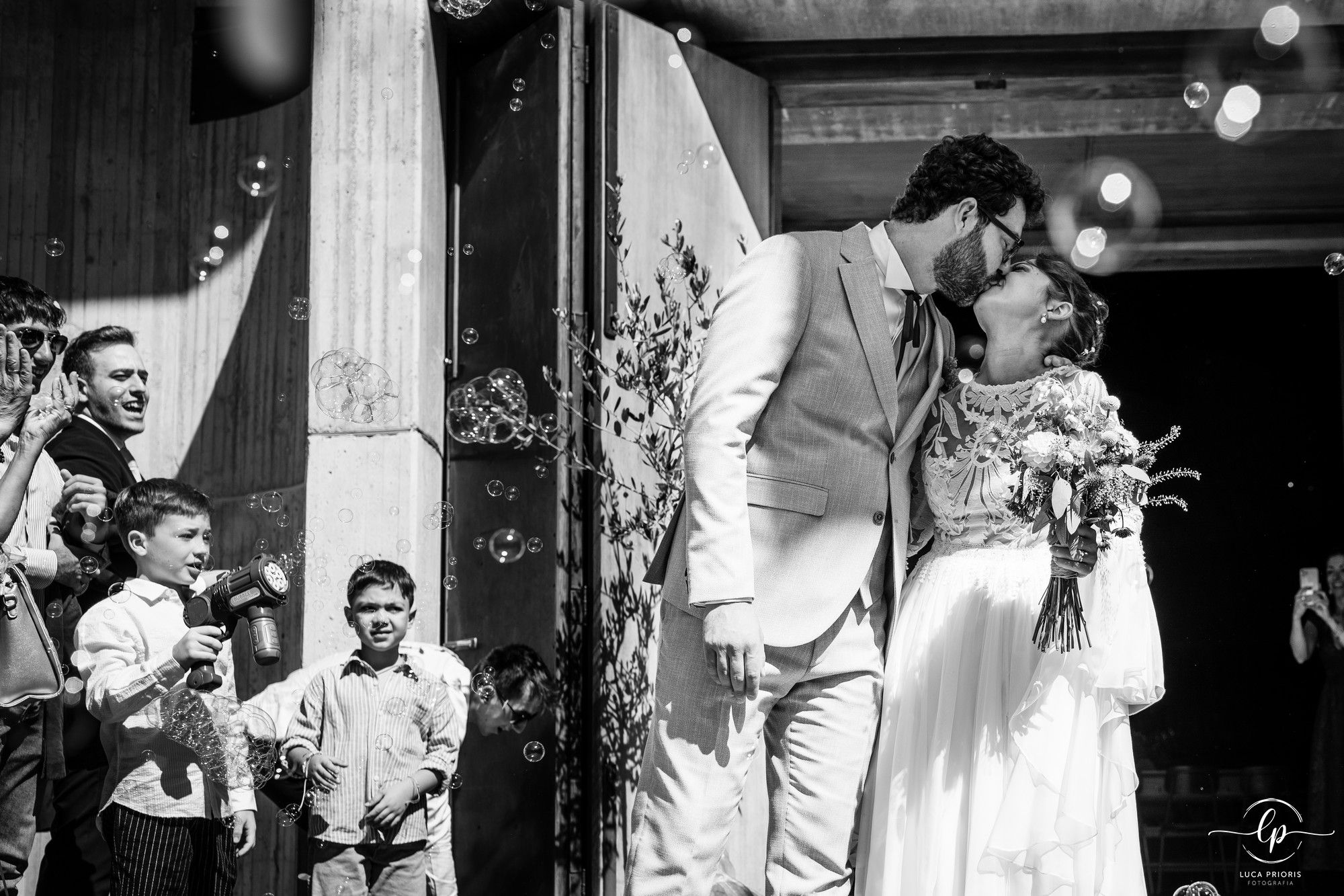 gli sposi escono dalla chiesa sotto il riso