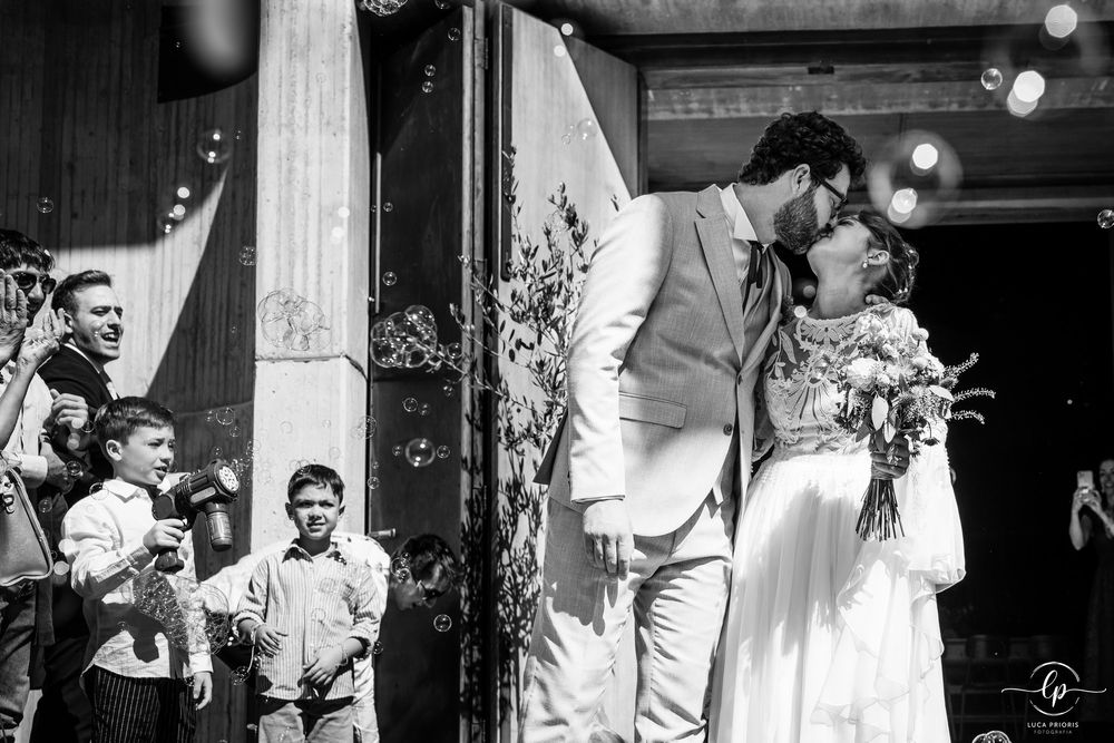 gli sposi escono dalla chiesa sotto il riso