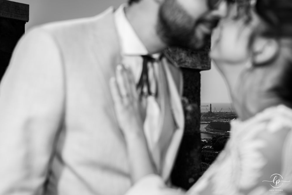 gli sposi si baciano