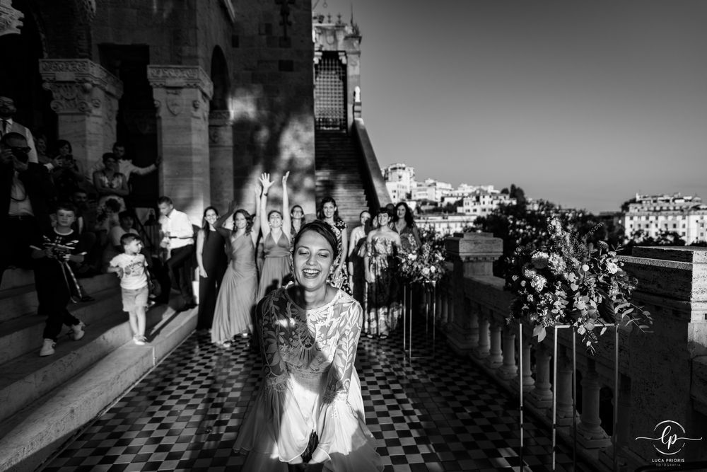 la sposa lancia il bouquet