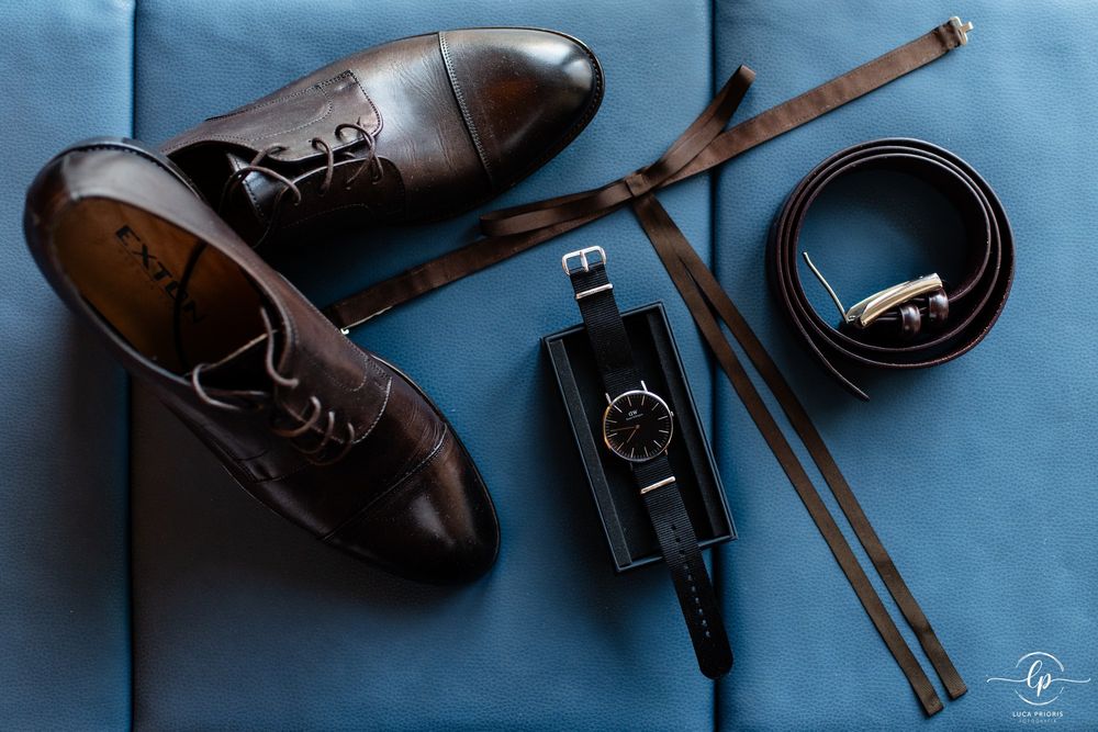 le scarpe, la cinture e il cravattino dello sposo