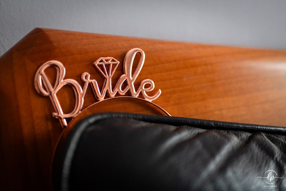 la scritta bride dorata