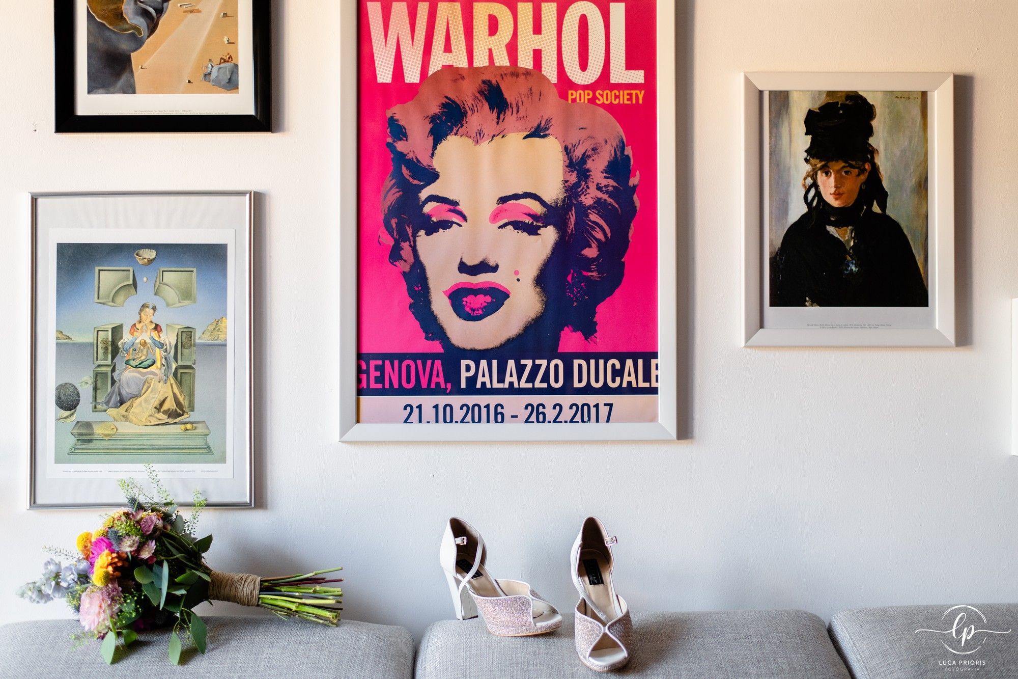 le scarpe e il bouquet della sposa sul divano