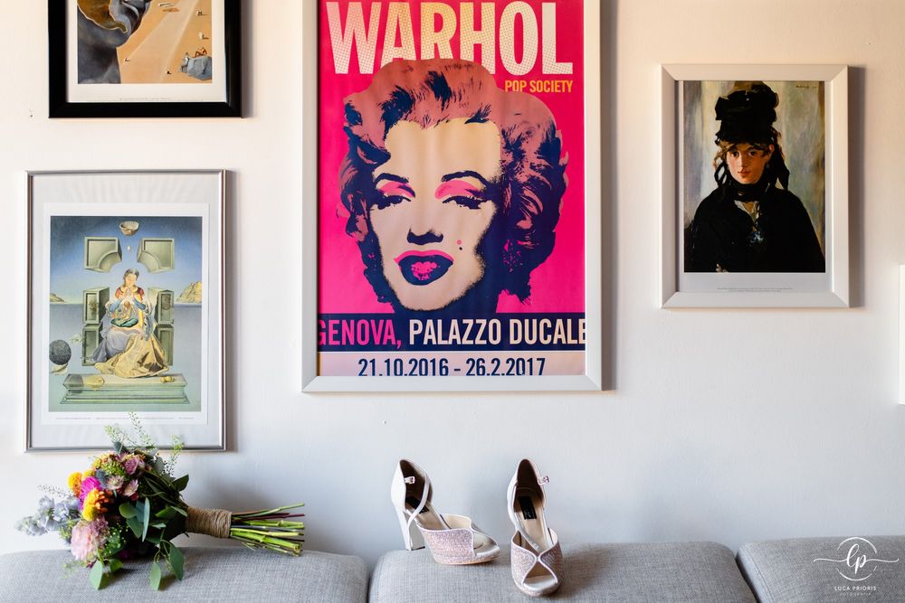 le scarpe e il bouquet della sposa sul divano
