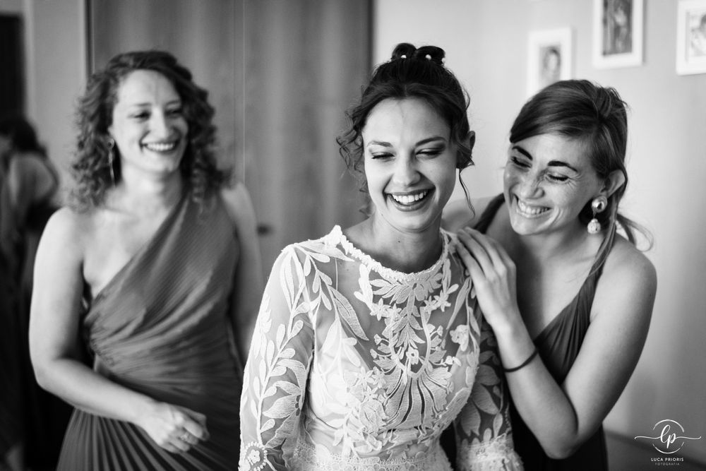 la sposa con le damigelle e testimoni