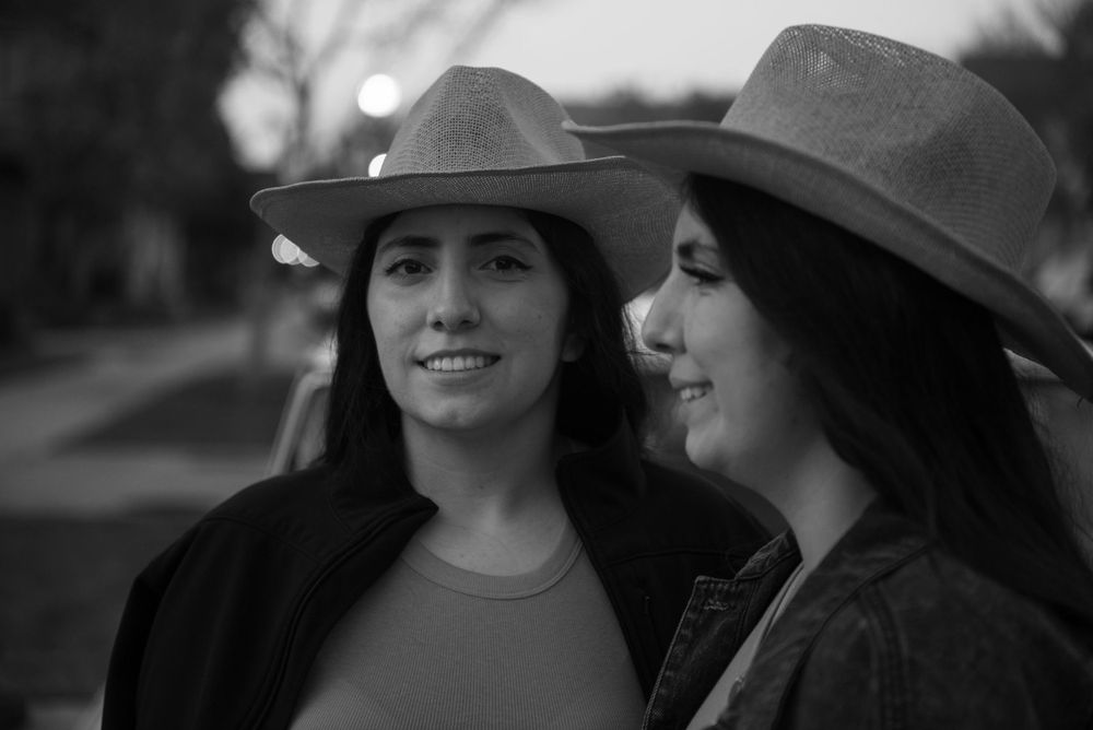 Oxnard Ca photography, portraits of Twins, Children photography. girls in cowgirl hats