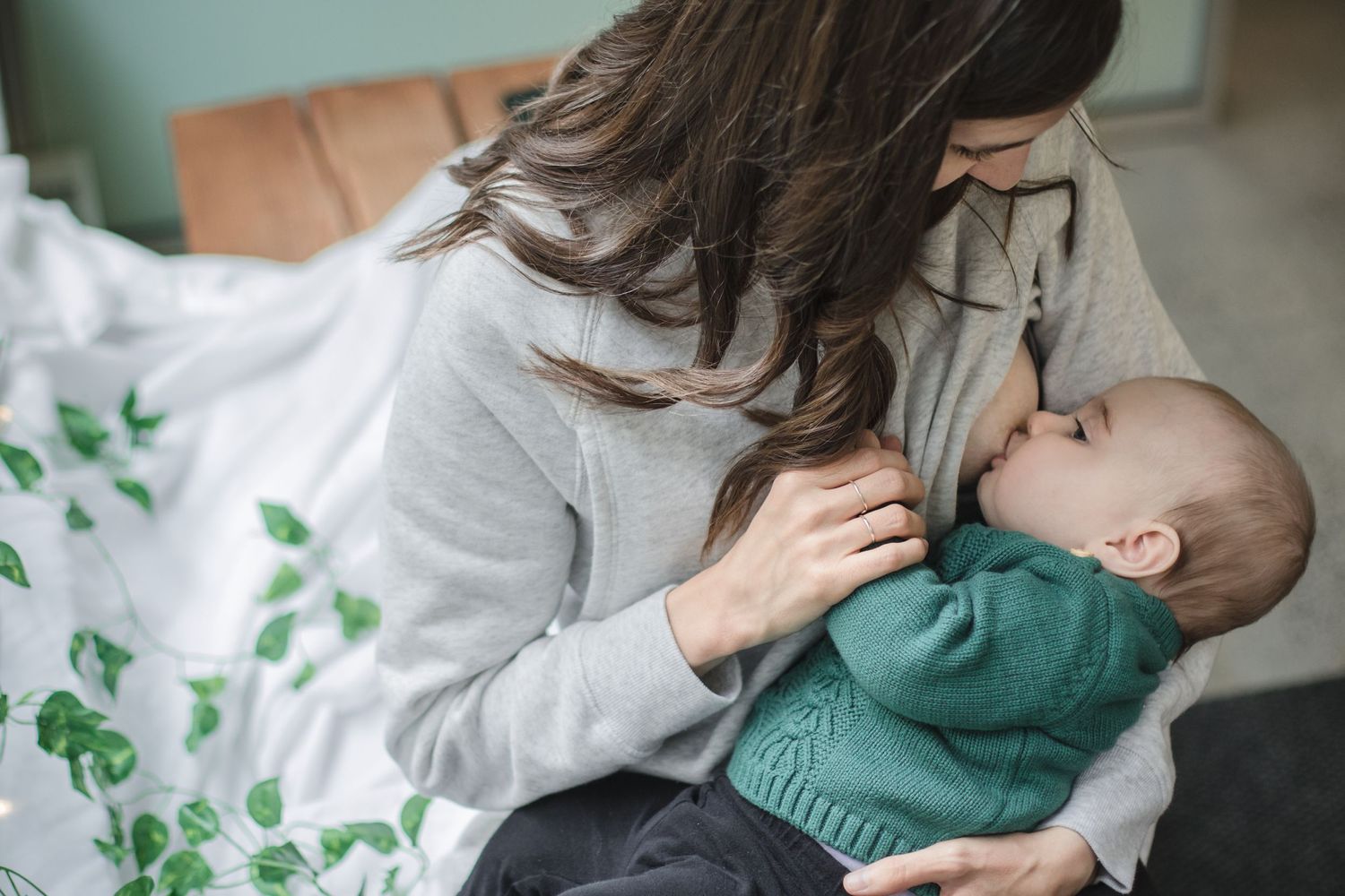 Marijo Photographie | Lifestyle allaitement Nourri-Source mère bébé nourrisson famille montréal portrait naturel photo