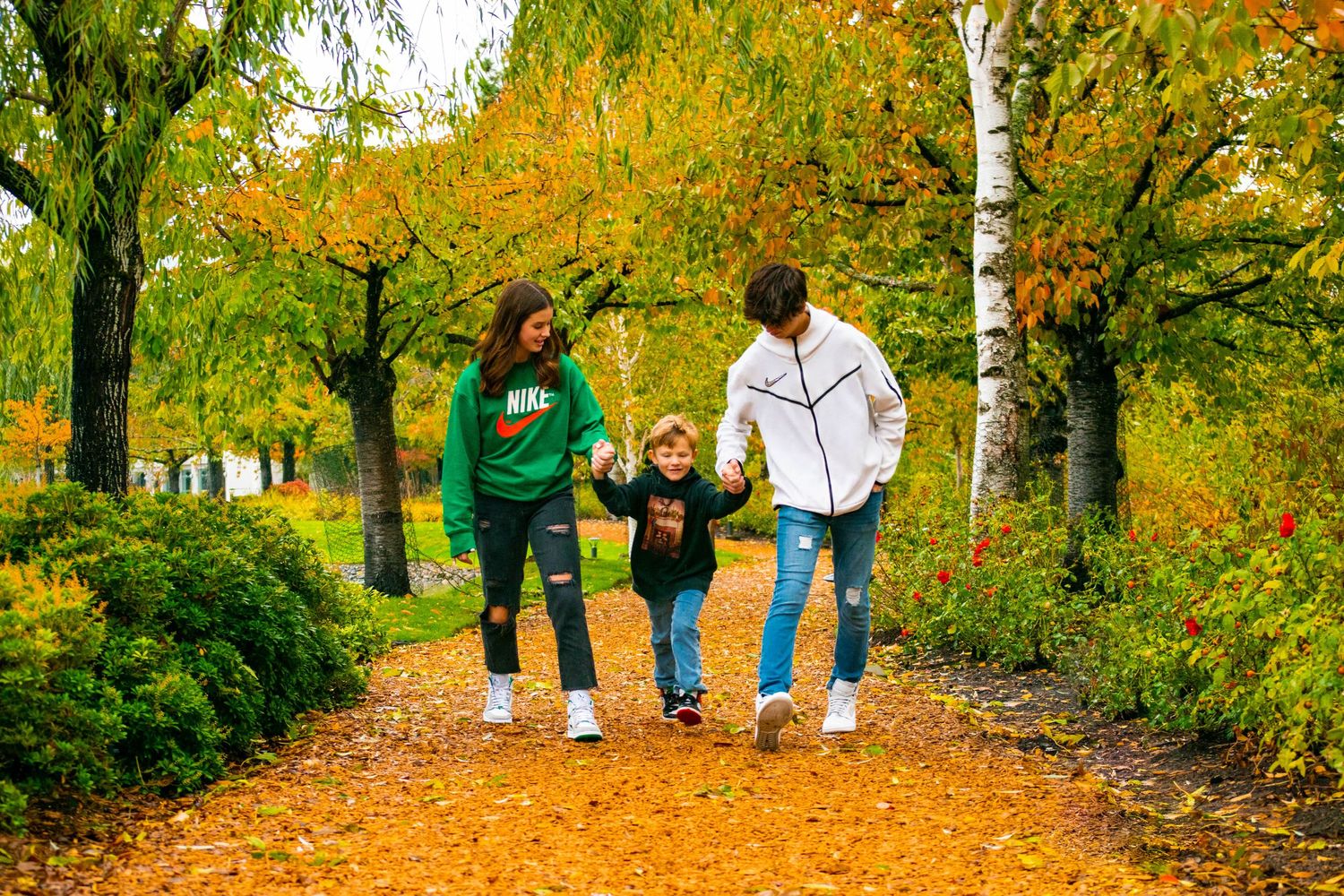 Alex Davis Photography: PNW Fall Family Photoshoot Session Siblings Running And Swinging In Beaverton Oregon