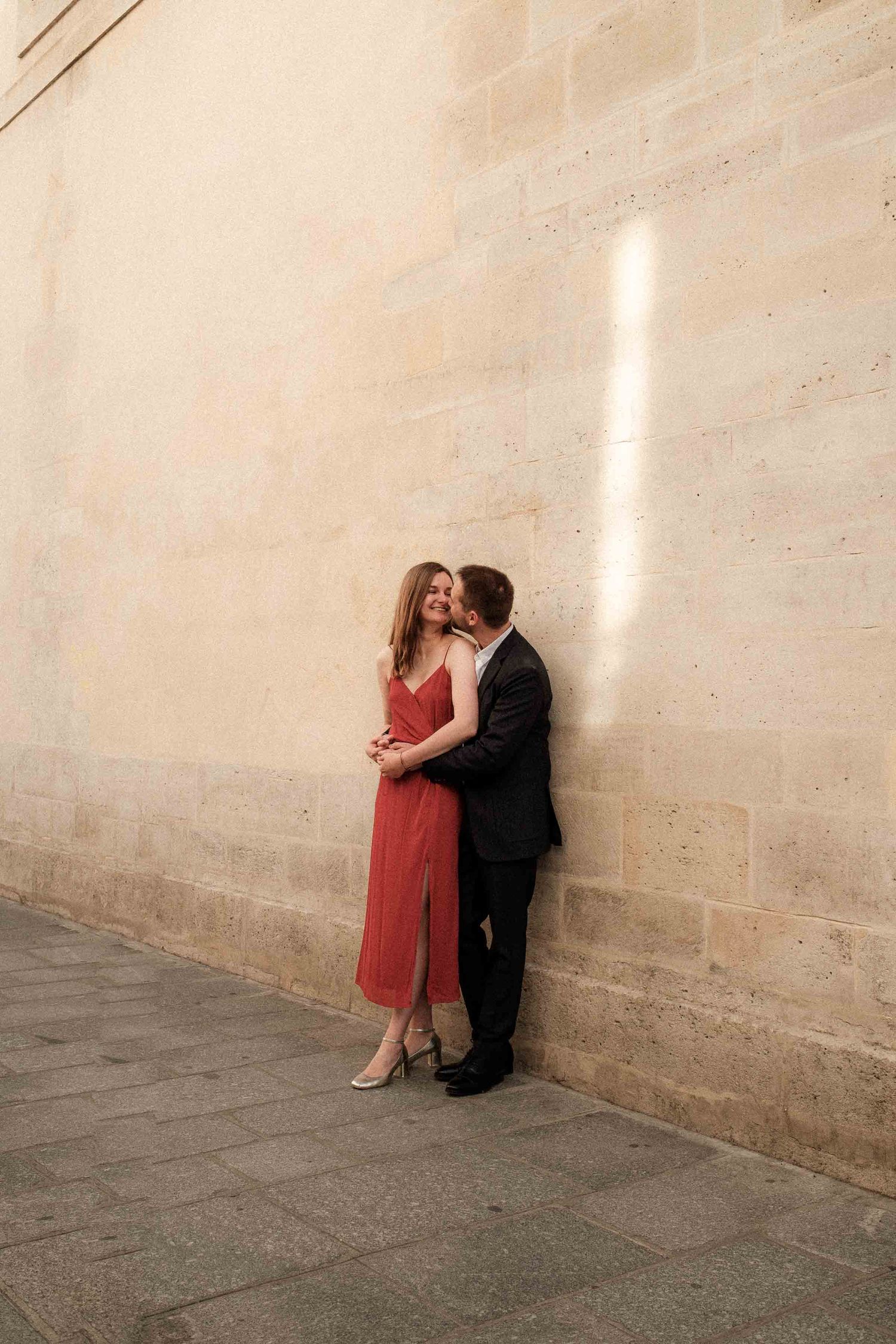 couple-engagement-paris-marais-seine-photographe-camille-huguenot
