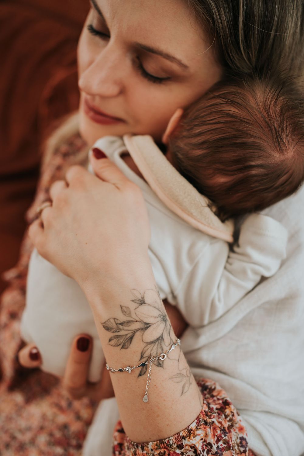 mama tuli noworodka - fotograf rodzinny Kraków