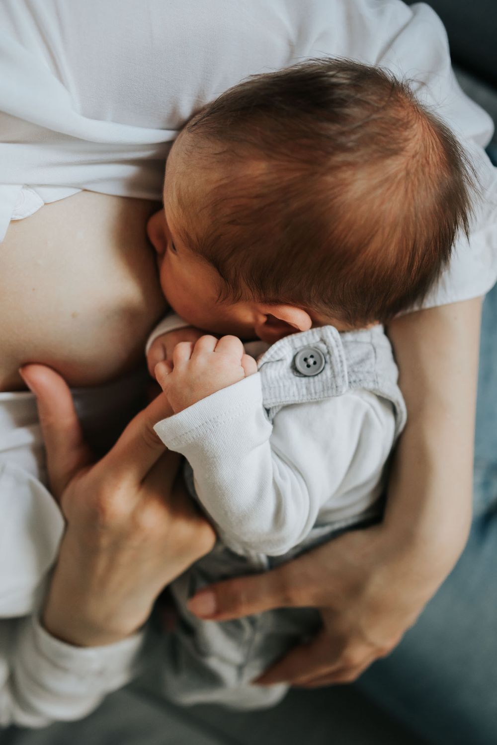 mama karmi piesią synka, maluszek trzyma ją za palec - fotograf Kraków
