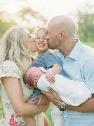 Birmingham AL Newborn Photographer family photo kissing