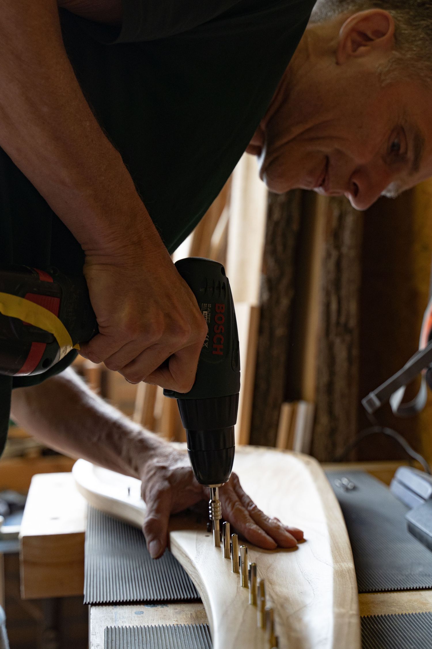 creatieve ondernemer in beeld, vakman, hout, in werkplaats, creatief ambacht fotografie Martine Vonk. Open Klank