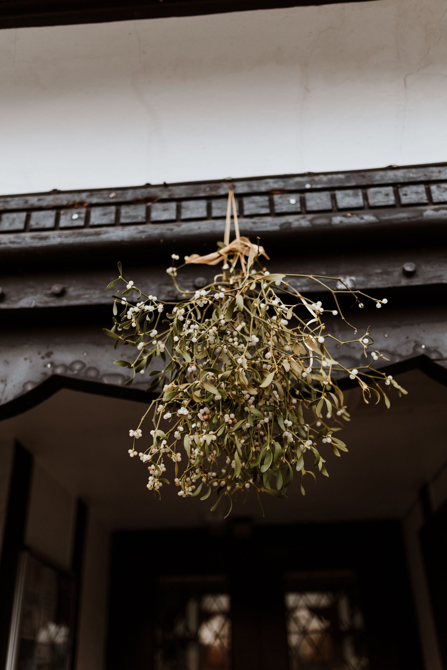 Using mistletoe for wedding decor for christmas wedding