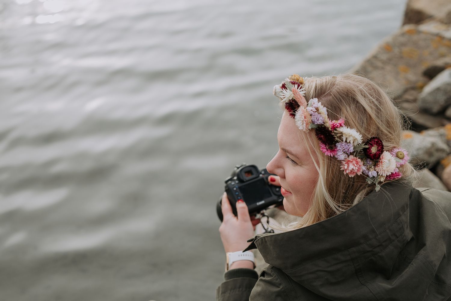 Fotograf Liisa Leesment holder Canon kamera i hånda