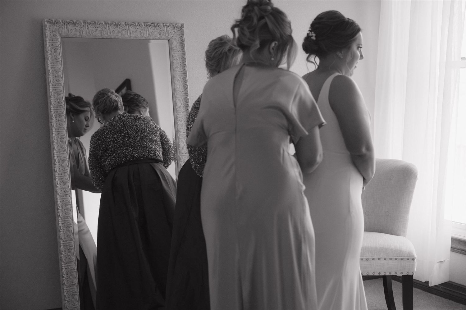 bride getting ready at suite of Fannin Oaks wedding venue in Madisonville, Tx
